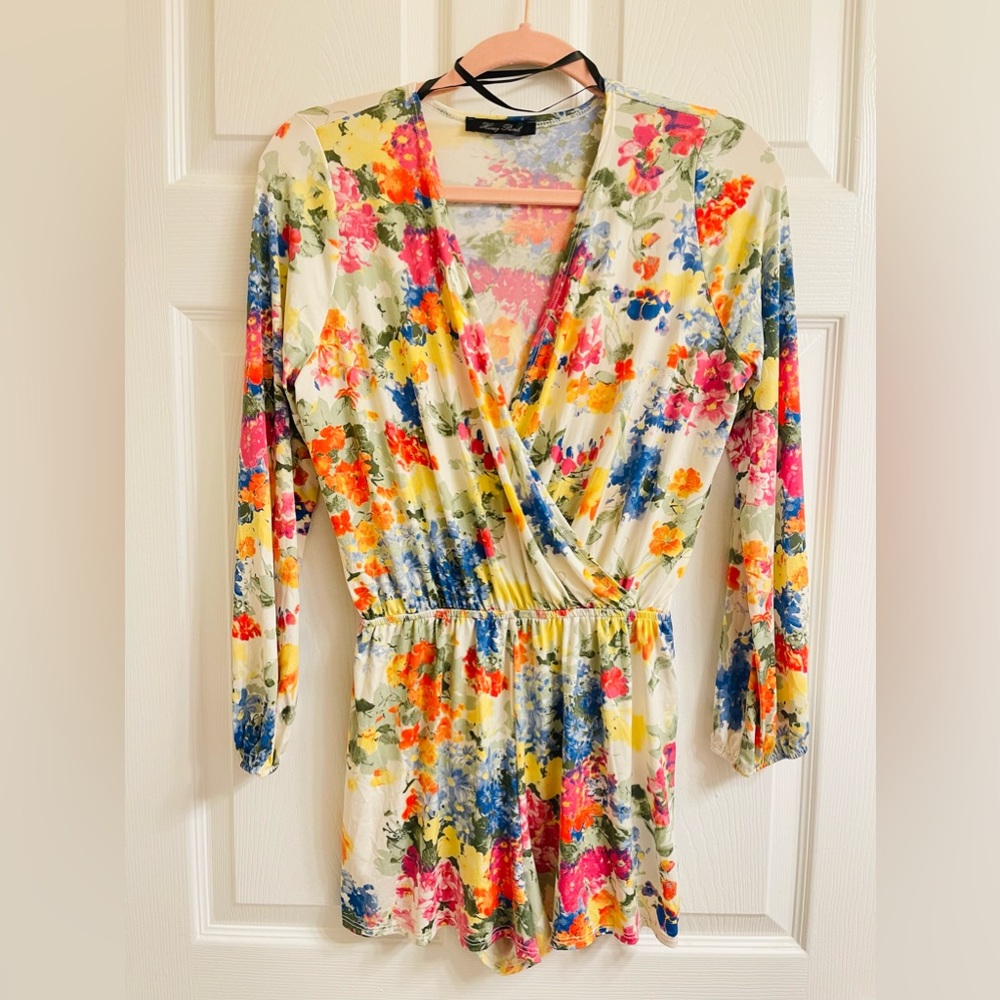 Súper cute wrap-front romper. Perfect for travel season. Excellent condition.